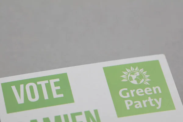 LONDRES, Reino Unido - Mayo 2021: Logotipo del partido político verde en la literatura de campaña —  Fotos de Stock