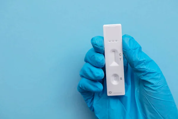 Menutup seseorang menggunakan coronavirus covid-19 rapid antigen home testing kit — Stok Foto