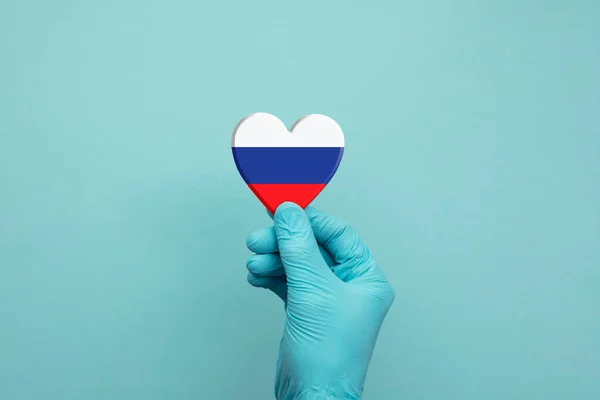 Руки в защитных хирургических перчатках с флагом России — стоковое фото