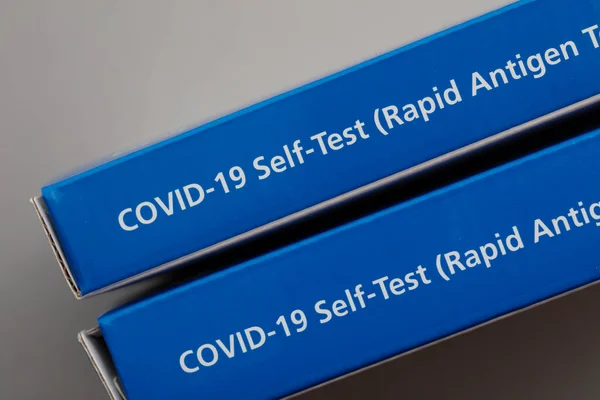 영국 런던 - 2021 년 5 월 : NHS 테스트 및 Trace Covid-19 Home Test Kit — 스톡 사진