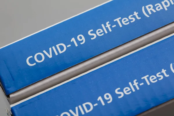 영국 런던 - 2021 년 5 월 : NHS 테스트 및 Trace Covid-19 Home Test Kit — 스톡 사진