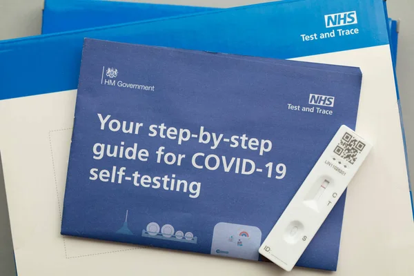 LONDON, İngiltere - Mayıs 2021: NHS Test ve Covid-19 Ev Test Kiti