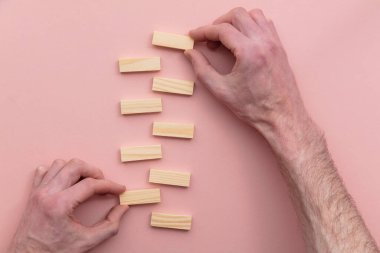 El, setten tahta bir blok seçiyor. İş seçimi konsepti