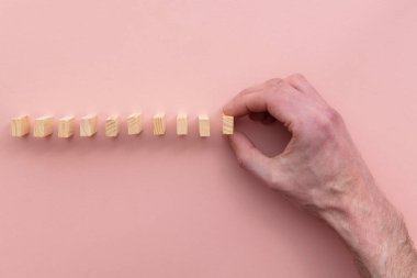 Çizgiden tahta bir blok seçiyor. İş seçimi konsepti
