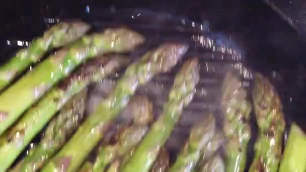 Rallentatore di asparagi verdi freschi fritti in padella — Video Stock