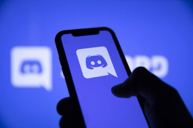 LONDON, İngiltere - Mayıs 2021: Akıllı telefondaki sosyal ağ logosu