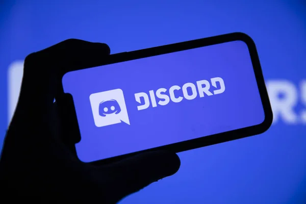 LONDÝN, Velká Británie - květen 2021: Logo sociální sítě Discord na smartphonu — Stock fotografie