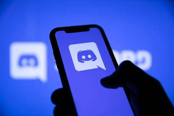 LONDRES, Reino Unido - Mayo 2021: Discord social network logo on a smartphone —  Fotos de Stock