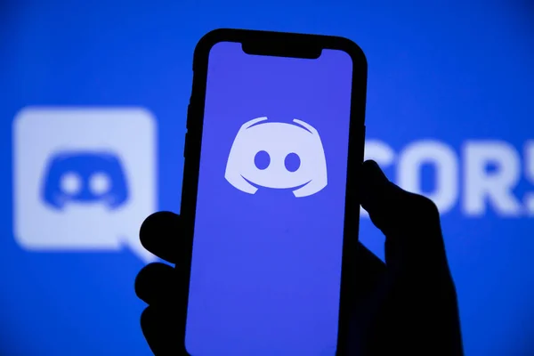 LONDRES, Reino Unido - Mayo 2021: Discord social network logo on a smartphone — Foto de Stock