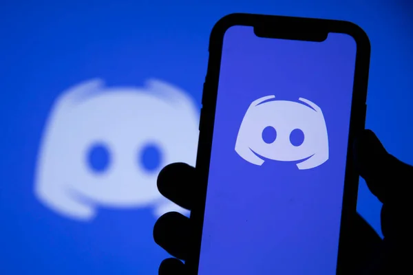 LONDÝN, Velká Británie - květen 2021: Logo sociální sítě Discord na smartphonu — Stock fotografie