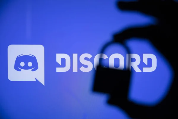 ЛОНДОН, Великобритания - Май 2021 года: Логотип социальной сети Discord с замком безопасности — стоковое фото