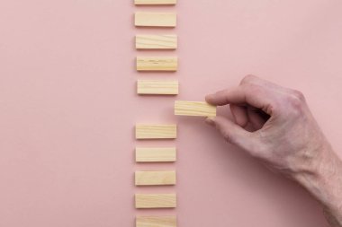 El, setten tahta bir blok seçiyor. İş seçimi konsepti