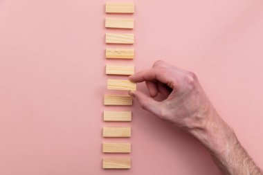 El, setten tahta bir blok seçiyor. İş seçimi konsepti