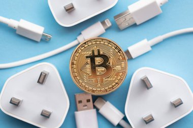 Bitcoin kripto para enerji tüketimi kavramı. Elektrik prizli altın para
