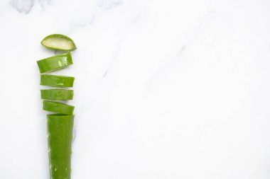 Doğal yeşil aloe vera kökü dilimlere ayrılmış. Sağlık ve refah arka planda