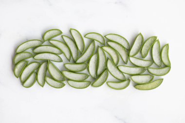 Doğal yeşil aloe vera kökü dilimlere ayrılmış. Sağlık ve refah arka planda