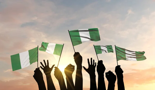 Silueta de armas izada ondeando una bandera de Nigeria con orgullo. Renderizado 3D — Foto de Stock