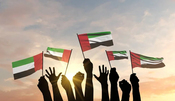 Силуэт оружия с гордостью размахивал флагом ОАЭ. 3D рендеринг — стоковое фото