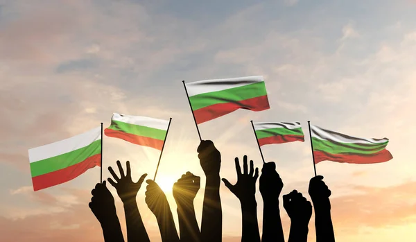 Σιλουέτα όπλων υψωμένη με σημαία της Βουλγαρίας με υπερηφάνεια. 3D απόδοση — Φωτογραφία Αρχείου