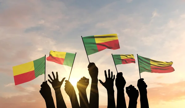 Silhouette di braccia alzate sventolando una bandiera del Benin con orgoglio. Rendering 3D — Foto Stock
