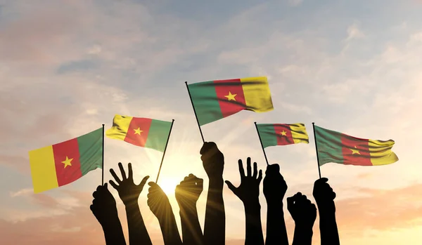 Silhouette di armi alzate sventolando una bandiera del Camerun con orgoglio. Rendering 3D — Foto Stock