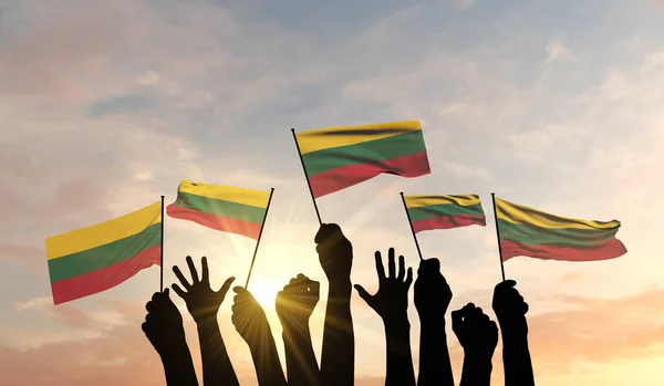 Silhouette di armi alzato sventolando una bandiera lituana con orgoglio. Rendering 3D — Foto Stock