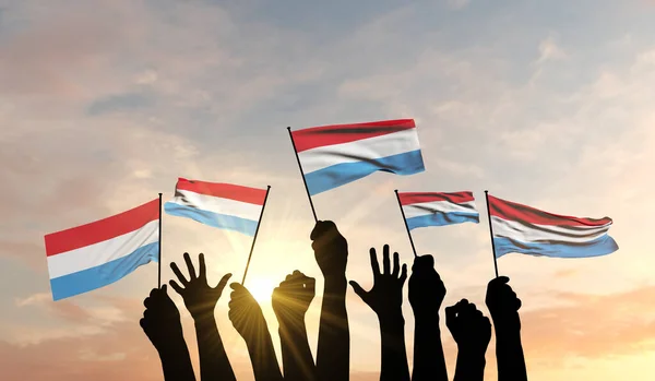 Silhueta de armas levantada acenando uma bandeira luxemburguesa com orgulho. Renderização 3D — Fotografia de Stock