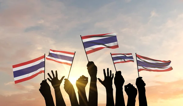 Silhueta de armas levantadas acenando uma bandeira da Tailândia com orgulho. Renderização 3D — Fotografia de Stock