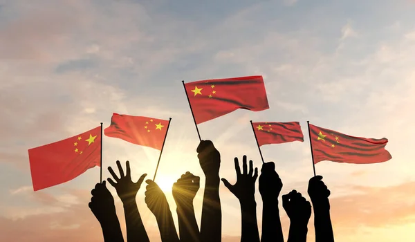 Η σιλουέτα των όπλων υψώθηκε κουνώντας μια κινεζική σημαία με υπερηφάνεια. 3D απόδοση — Φωτογραφία Αρχείου