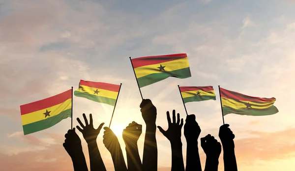 Silhouette di braccia alzate sventolando una bandiera del Ghana con orgoglio. Rendering 3D — Foto Stock