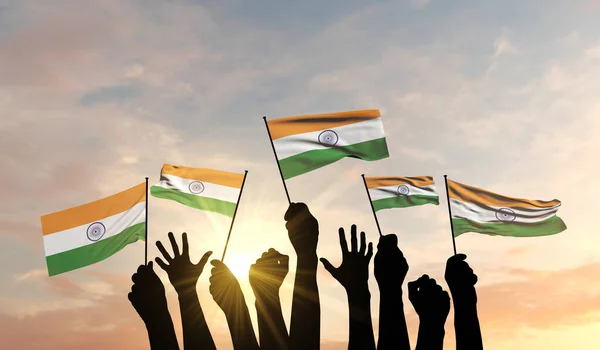 Silhuett av vapen höjde viftande en Indien flagga med stolthet. 3D-återgivning — Stockfoto
