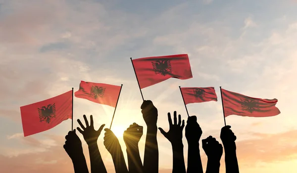 Silhueta de armas levantadas acenando uma bandeira da Albânia com orgulho. Renderização 3D — Fotografia de Stock