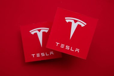 LONDON, İngiltere - Haziran 2021: Tesla elektrikli araç ve temiz enerji logosu