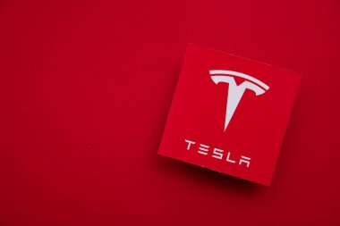 LONDON, İngiltere - Haziran 2021: Tesla elektrikli araç ve temiz enerji logosu