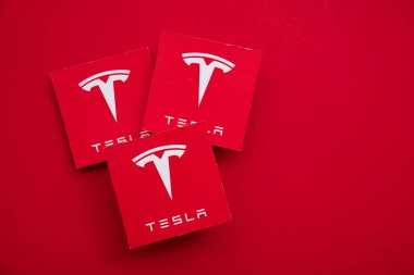 LONDON, İngiltere - Haziran 2021: Tesla elektrikli araç ve temiz enerji logosu