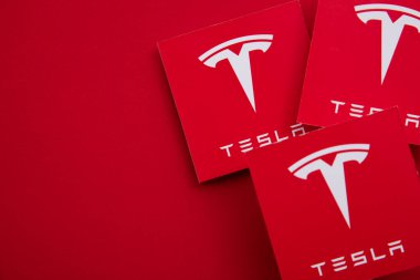 LONDON, İngiltere - Haziran 2021: Tesla elektrikli araç ve temiz enerji logosu