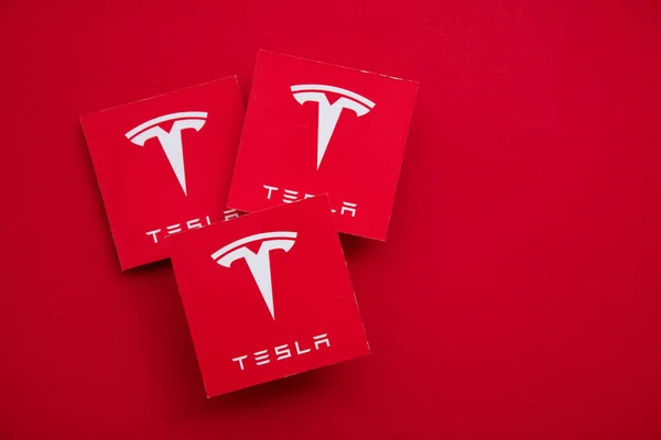 LONDON, UK - czerwiec 2021: Pojazd elektryczny Tesla i logo czystej energii — Zdjęcie stockowe