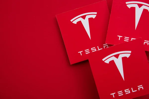 LONDON, UK - czerwiec 2021: Pojazd elektryczny Tesla i logo czystej energii — Zdjęcie stockowe