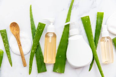 Genel aloe vera ürün arka planı kozmetik şişeler ve yapraklarla
