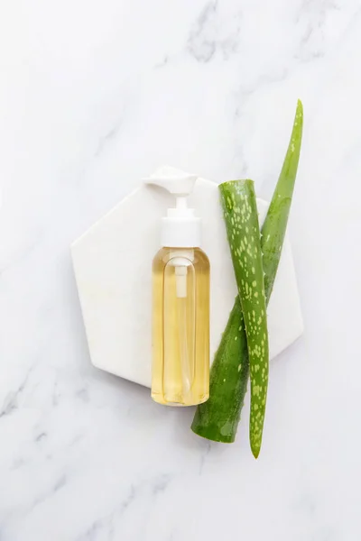 Foto aérea de botella cosmética de aloe vera y hojas de aloe vera verde natural — Foto de Stock
