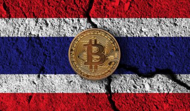 Bitcoin şifreli para ve Tayland bayrağı kırılmış. Kripto kısıtlamaları