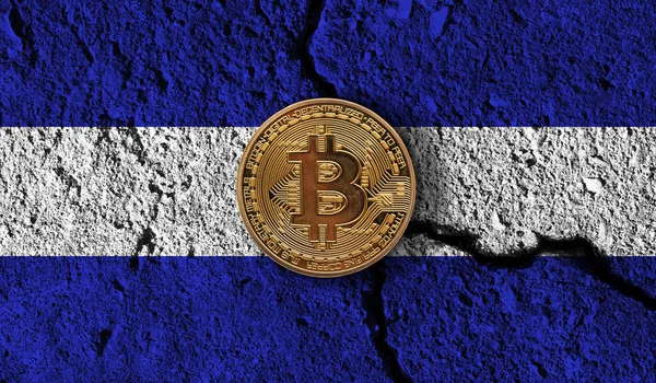 Bitcoin krypto valuta mynt med spruckna El Salvador flagga. Kryptobegränsningar — Stockfoto