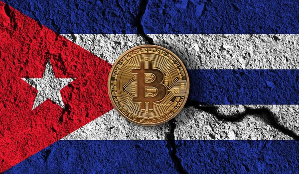 Bitcoin crypto monnaie pièce avec le drapeau de Cuba fissuré. Restrictions cryptographiques — Photo