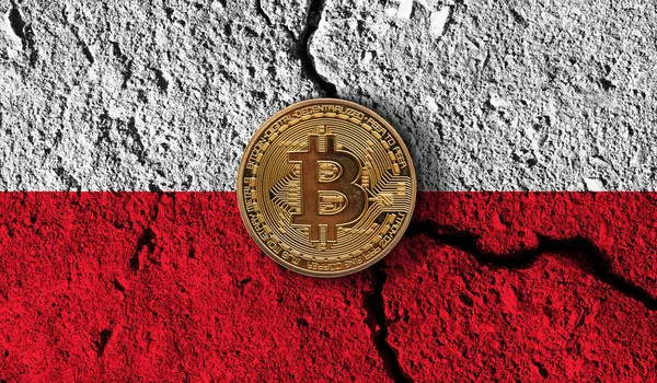 Bitcoin krypto valuta mynt med spruckna Polen flagga. Kryptobegränsningar — Stockfoto