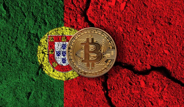 Биткойн криптовалютная монета со взломанным флагом Португалии. Криптографические ограничения — стоковое фото