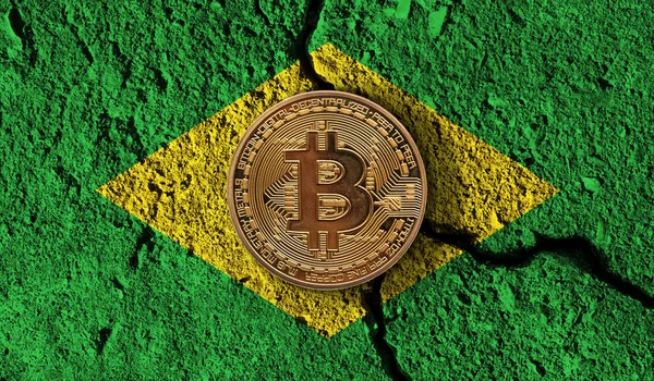 Moeda criptomoeda Bitcoin com bandeira do Brasil rachado. Restrições criptográficas — Fotografia de Stock