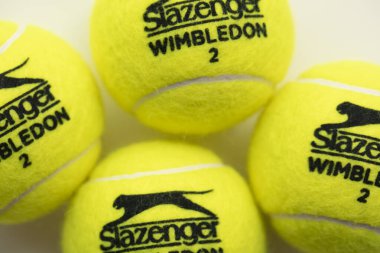 LONDON, İngiltere - Haziran 2021: Resmi Wimbledon tenis Slazenger marka top