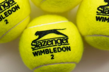 LONDON, İngiltere - Haziran 2021: Resmi Wimbledon tenis Slazenger marka top