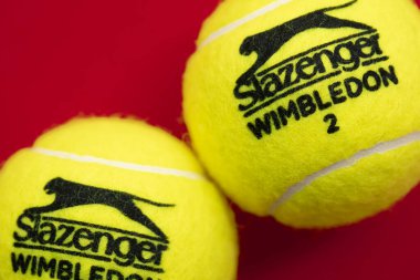 LONDON, İngiltere - Haziran 2021: Resmi Wimbledon tenis Slazenger marka top