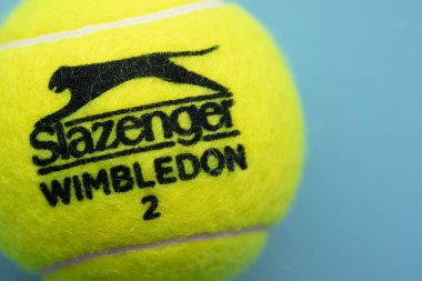 LONDON, İngiltere - Haziran 2021: Resmi Wimbledon tenis Slazenger marka top